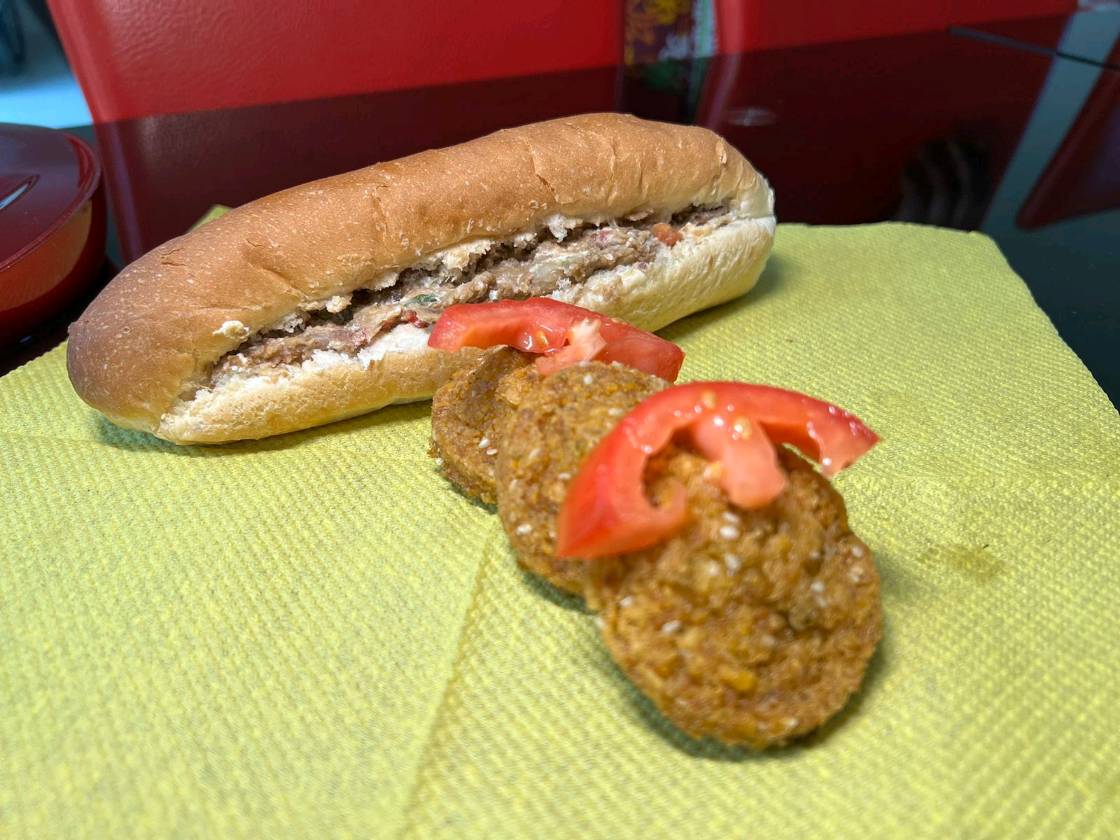 Falafel (falafel) sandwich